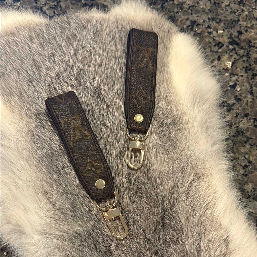 1 Louis Vuitton Brown and Gold Keychain